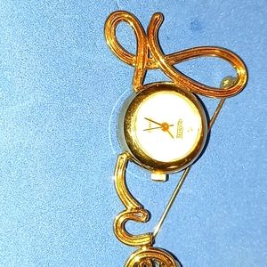 Quintel "Love" clock brooch